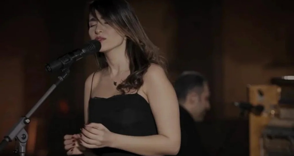 İran'da Başörtüsü Olmadan Konser Veren Şarkıcı Parastoo Ahmadi'nin Kırbaç Cezası Onandı