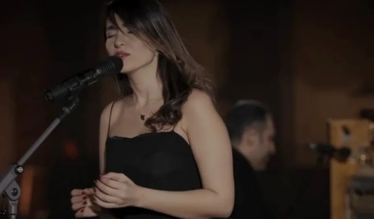 İran'da Başörtüsü Olmadan Konser Veren Şarkıcı Parastoo Ahmadi'nin Kırbaç Cezası Onandı
