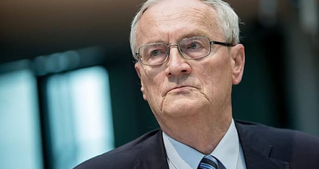 BND eski başkanı August Hanning hakkında, kurumun yaklaşık 2 bin gizli belgesini yabancı istihbarat yetkilileriyle temaslarında kullandığı iddiasıyla soruşturma yürütülüyor. Hanning 6 Ekim'de tutuklandı. Soruşturma kapsamında Hanning ile eski Mossad Direktörü Danny Yatom arasındaki e-posta yazışmaları da ortaya çıktı.