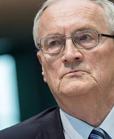 BND eski başkanı August Hanning hakkında, kurumun yaklaşık 2 bin gizli belgesini yabancı istihbarat yetkilileriyle temaslarında kullandığı iddiasıyla soruşturma yürütülüyor. Hanning 6 Ekim'de tutuklandı. Soruşturma kapsamında Hanning ile eski Mossad Direktörü Danny Yatom arasındaki e-posta yazışmaları da ortaya çıktı.