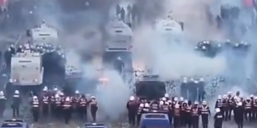 Arnavutluk Başbakanı diyalog için sandalye kurdu, öğrenciler kağıtları yırttı