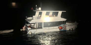 Çanakkale Ayvacık açıklarında su alan teknedeki 2 kişi Sahil Güvenlik tarafından kurtarıldı
