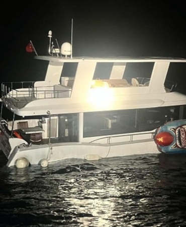 Çanakkale Ayvacık açıklarında su alan teknedeki 2 kişi Sahil Güvenlik tarafından kurtarıldı