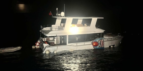 Çanakkale Ayvacık açıklarında su alan teknedeki 2 kişi Sahil Güvenlik tarafından kurtarıldı